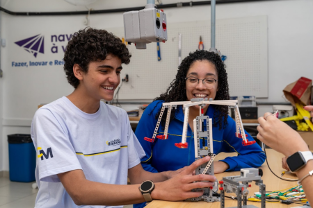 Ensino Médio como porta para o mundo: tecnologia, bilíngue e High School