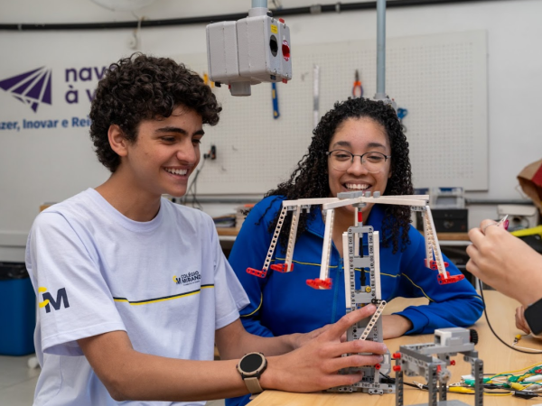 Ensino Médio como porta para o mundo: tecnologia, bilíngue e High School